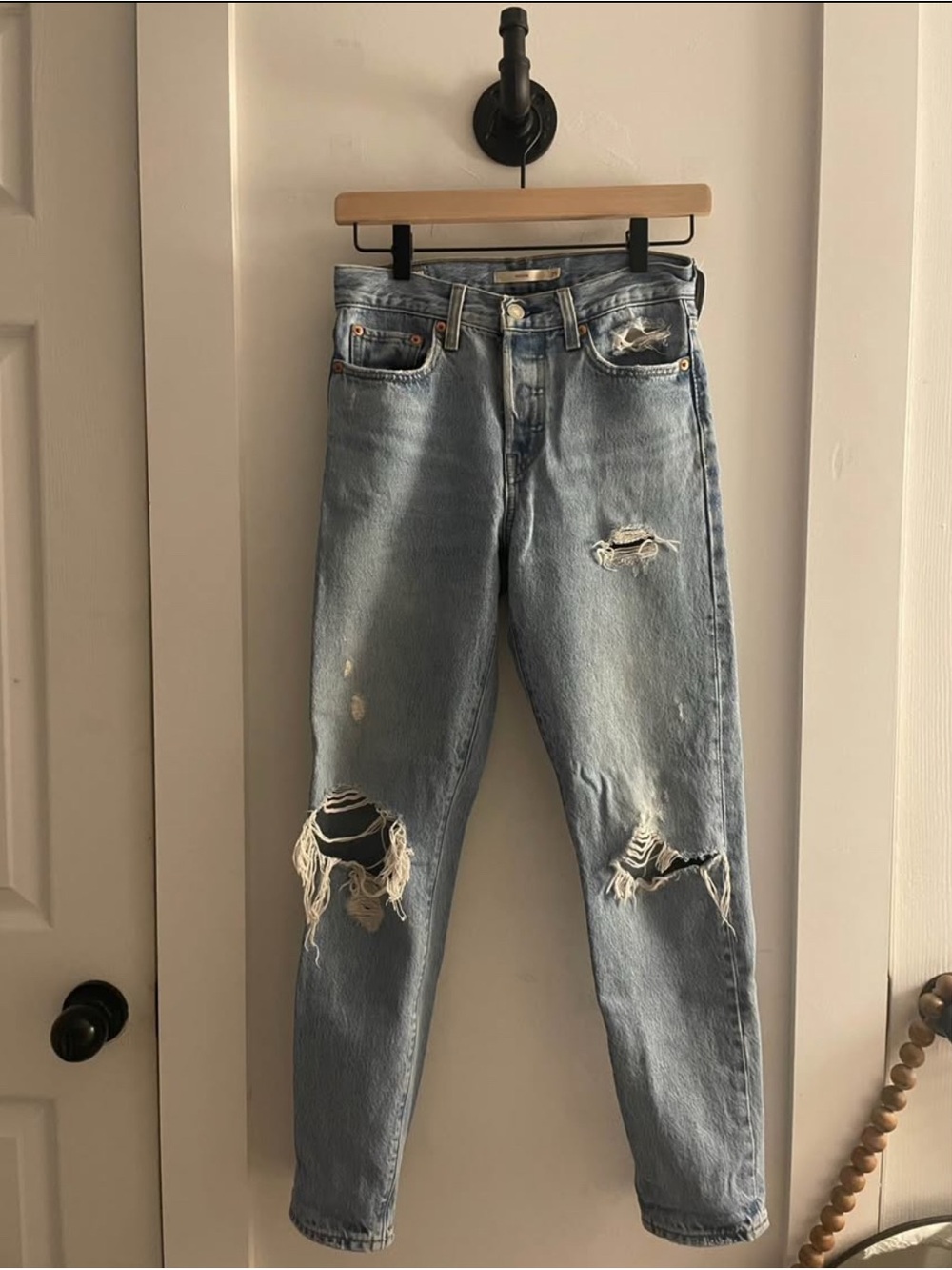 WOMENS SIZE 25 LEVI’S DISTRESSED JEANS